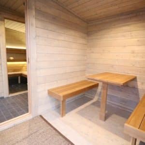 banken en tafel voor rustruimte sauna huis tampere xl