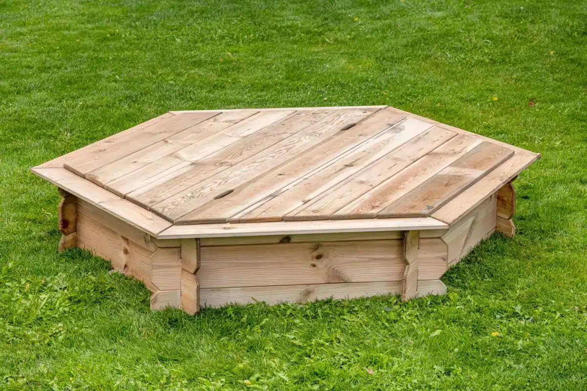 Zandbak Zeskant met deksel L175 x B175 x H30 cm