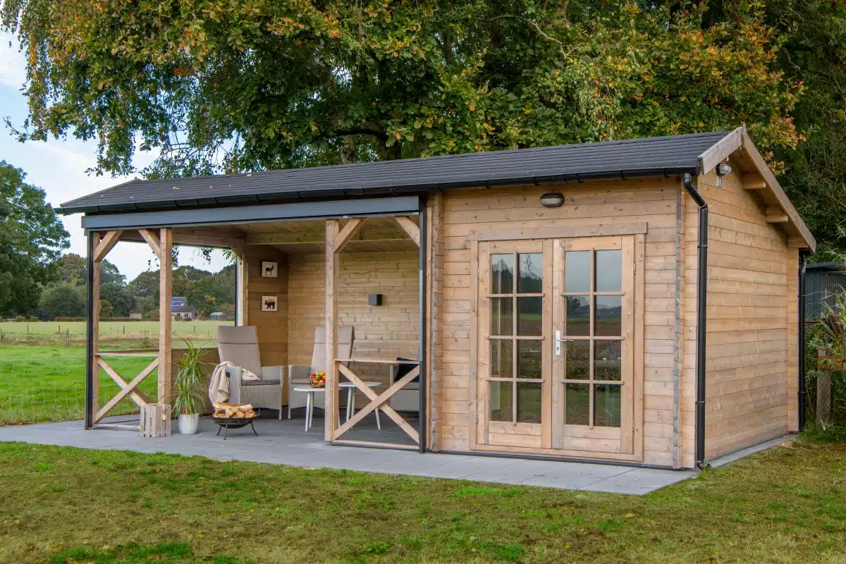 Blokhut – Tuinhuis Kukka | 40 mm | vuren honinggeel geïmpregneerd